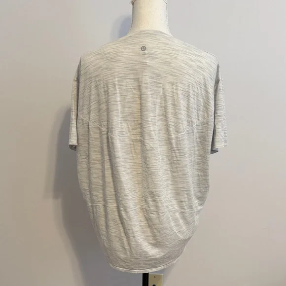 lululemon back in action t-shirt SZ 6 - Picture 3 of 3